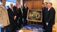 اهدای تابلو فرش دستبافت ویژه جام جهانی روسیه به رئیس فدراسیون فوتبال ژاپن