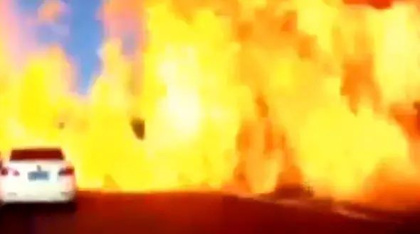 فرار عجیب راننده  از انفجار تانکر حامل گاز طبیعی + فیلم