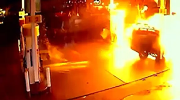 لحظه هولناک انفجار یک خودرو در ایستگاه گاز و حادثه برای راننده دیگر!