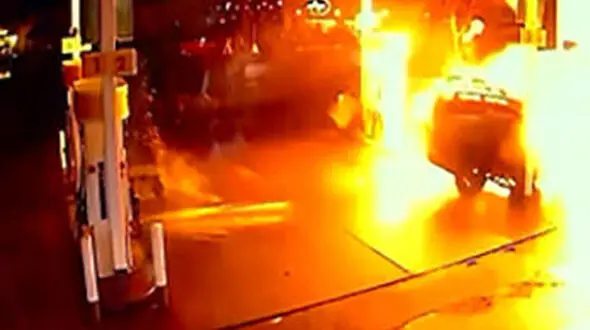 ببینید / حادثه هولناک در روسیه /  خروج راننده ای با خودرویی در حال سوختن از پمپ بنزین! + فیلم

