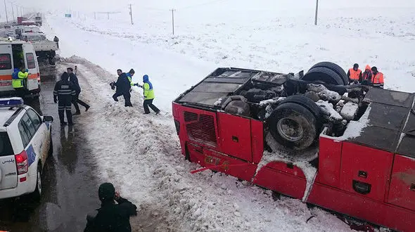 اعزام لودر به محل حادثه اتوبوس در محور باغچه / یک تن از محبوسان نجات یافت + تصاویر اتوبوس