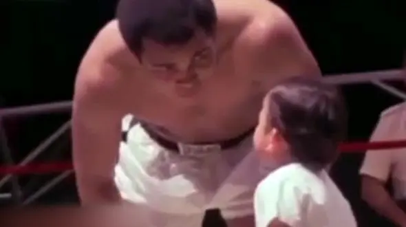 رفتار جوانمردانه قهرمان بوکس ! / محمد علی کلی شگفت انگیز بود! + فیلم