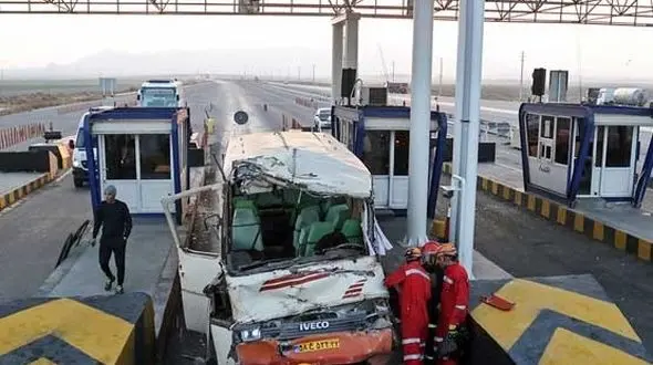 تصادف سرویس مدرسه با تریلر در جاده اسلامشهر