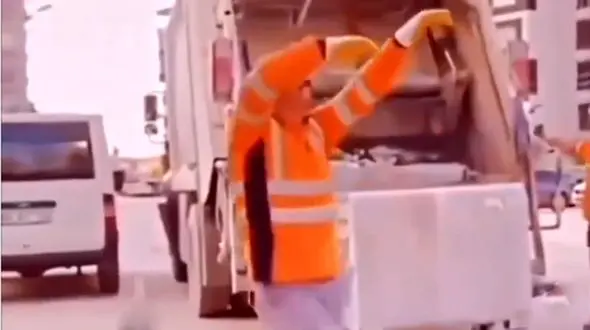 فیلم جگرسوز رقص رفتگر ! / دل همه خون شد !