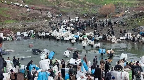 کولبری و کرد با هم در آمیخته اند! / کولبر 30 ساله:اقتصاد ما صفر است/ هرچه می دویم، نمی رسیم + فیلم