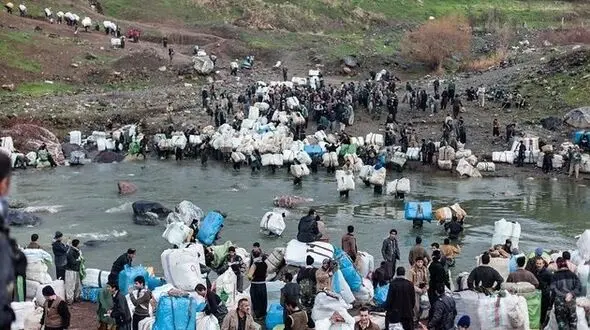 کولبری و کرد با هم در آمیخته اند! / کولبر 30 ساله:اقتصاد ما صفر است/ هرچه می دویم، نمی رسیم + فیلم