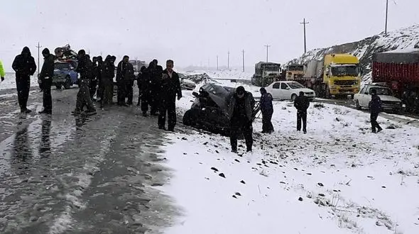 تصاویر وحشت آور از تصادف زنجیره‌ای در مسیر برفی نهاوند
