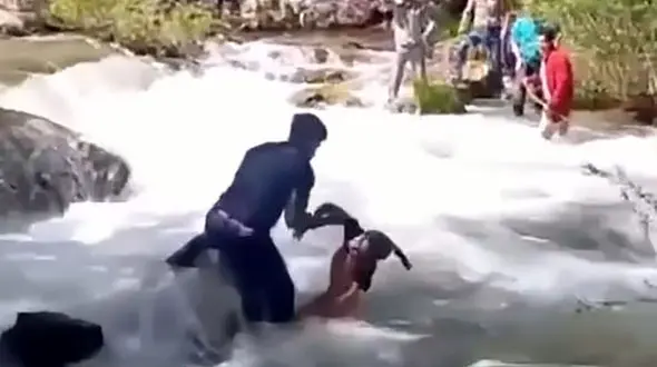 فیلم لحظه نجات دختر ۱۰ ساله از رودخانه / قهرمان بویری وارد عمل شد!