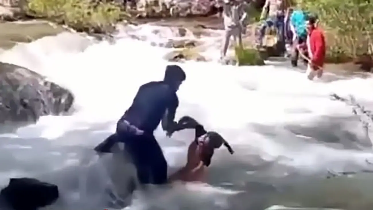 فیلم لحظه نجات دختر ۱۰ ساله از رودخانه / قهرمان بویری وارد عمل شد!