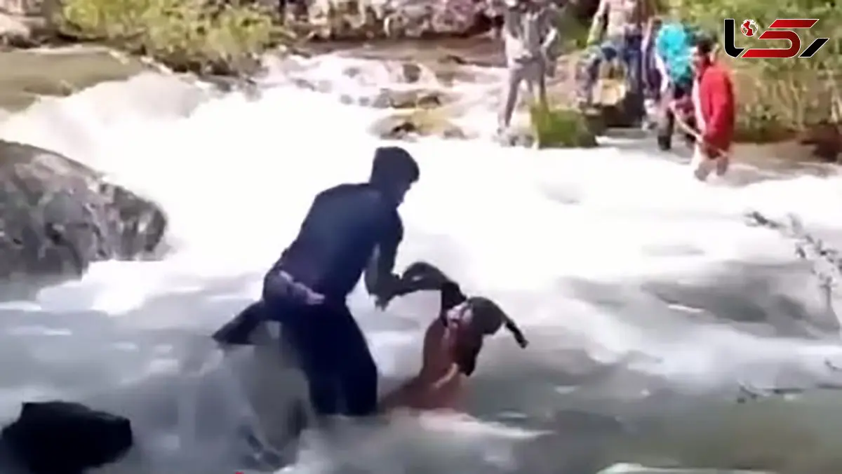 فیلم لحظه نجات دختر ۱۰ ساله از رودخانه / قهرمان بویری وارد عمل شد!