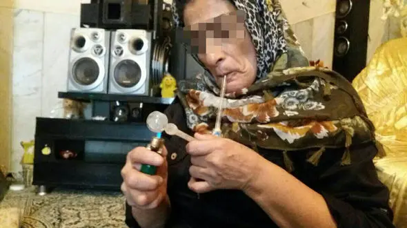 منصوره 64 ساله دنبال پسر جوانی هست تا صیغه او شود! / خانه او پاتوق جوانان است + عکس