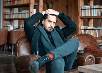 فیلم / نگاهی به چیدمان فوق لوکس خانه مهرداد صدیقیان ... / از کاناپه مخصوص لَم دادن تاکتابخانه جمع‌و جور و سگ خانگی مخوف .../  ماهی 40 میلیون اجاره میدم ...