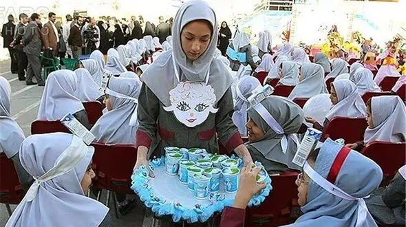 کوتاهی یک سانتی متری قد ابتدایی‌ها با توزیع شیر در مدارس جبران می شود