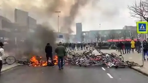 درگیری پلیس و مردم در محدودیت‌های کرونایی + فیلم / هند