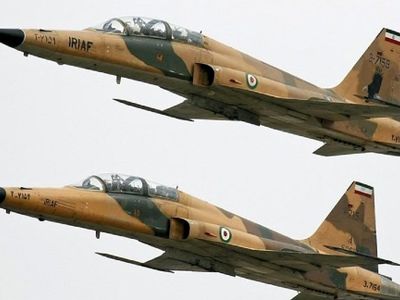 عکس سفر در زمان /  «سرتیپ انصارین» خلبان مشهور اف 14 در کنار جنگنده اش؛ دهه 50 و 60