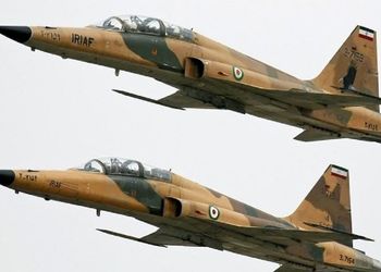 عکس سفر در زمان /  «سرتیپ انصارین» خلبان مشهور اف 14 در کنار جنگنده اش؛ دهه 50 و 60/////دیسکاور