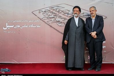  احمد مسجد جامعی عضو شورای شهر تهران و حجت‌الاسلام سیدمحمود دعایی در مراسم افتتاح نمایشگاه عکس "خانه‌ای که سیل برد، مهری که سیل آورد" در ایوان انتظار میدان ولیعصر(عج) 