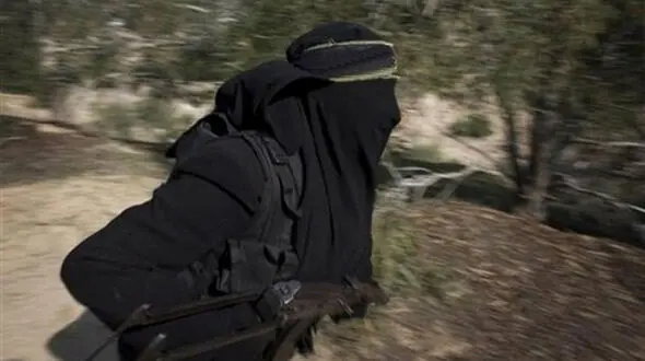 قتل دختر بچه بی گناه توسط زنان گازگیر داعش / این زنان با دندان به جان دختر افتادند / لکه سیاهی که فراموش نمی شود