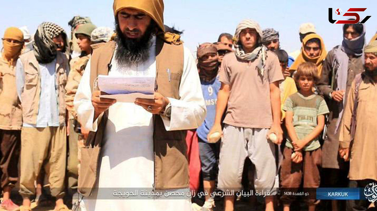 عکس / سنگسار یک مرد توسط داعشی ها و فرزندانشان 