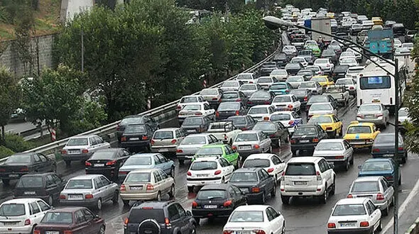 ترافیک همت غرب محدوده پارک جوانمردان به خاطر فروش توت