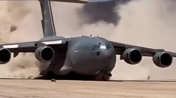 فیلم تیک آف تماشایی C-17 گلوب مستر از باند خاکی