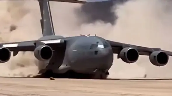 فیلم تیک آف تماشایی C-17 گلوب مستر از باند خاکی