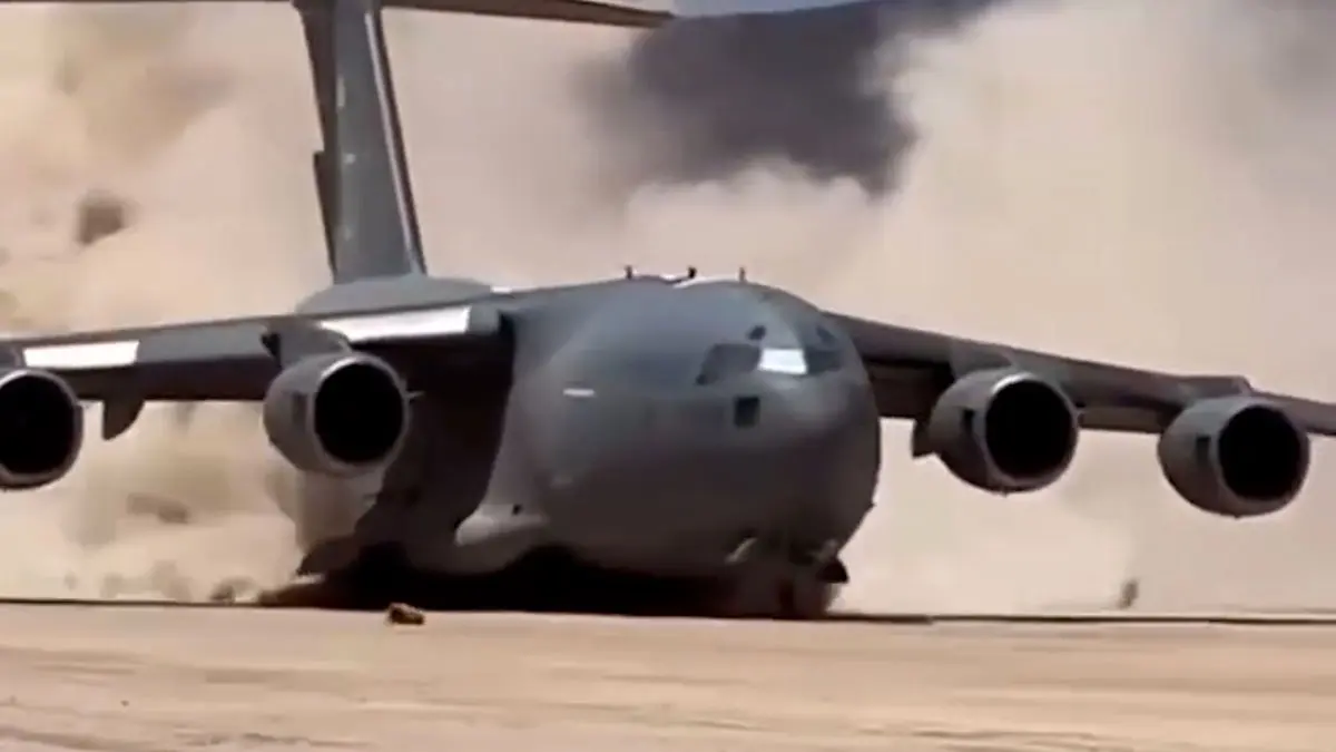 فیلم تیک آف تماشایی C-17 گلوب مستر از باند خاکی