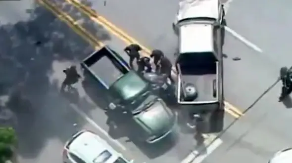 تعقیب و گریز خطرناک دزد و پلیس در بزرگراه + فیلم