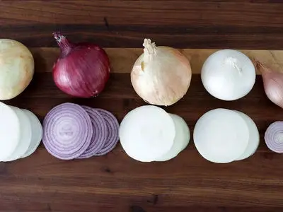 جدال رنگ‌ ها در آشپزخانه: ارزش غذایی پیاز قرمز در برابر سفید