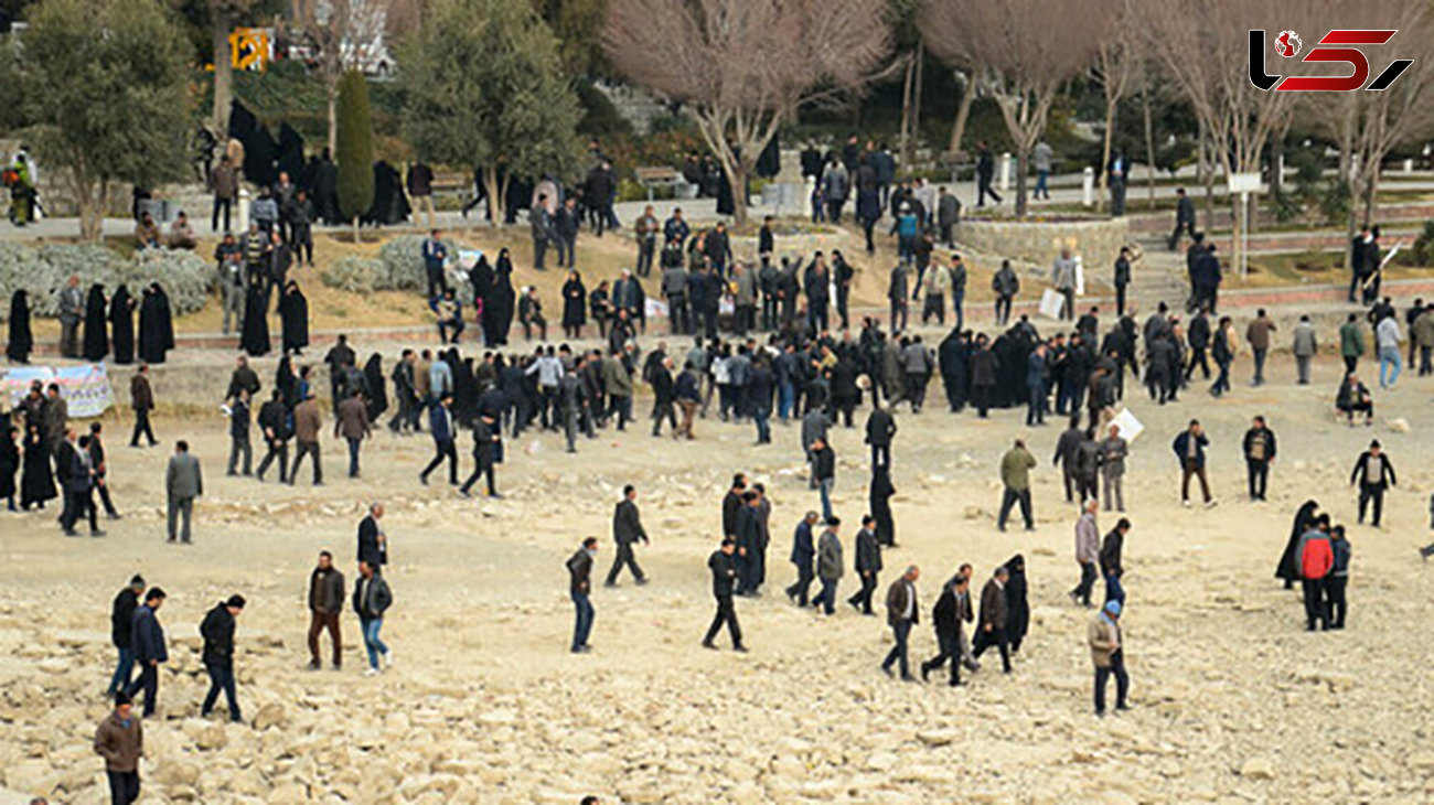 تجمع اعتراضی مردم اصفهان در کنار پل خواجو+ تصاویر
