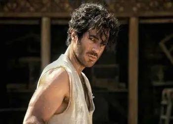 تصویر پربازدید نوید پورفرج، امین شعرباف و اشوان در پشت‌صحنه تئاتر «کلکسیونر» / سه پسر جذاب ایران در یک قاب