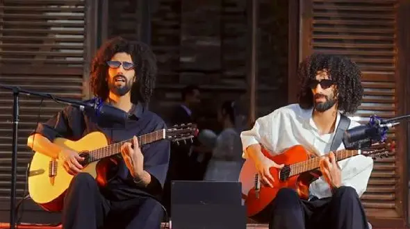 فیلم آواز باشکوه رحمان رحیم دوقلوهای محبوب با کله فرفریشون جلو کلبه چه آهنگی خوندن