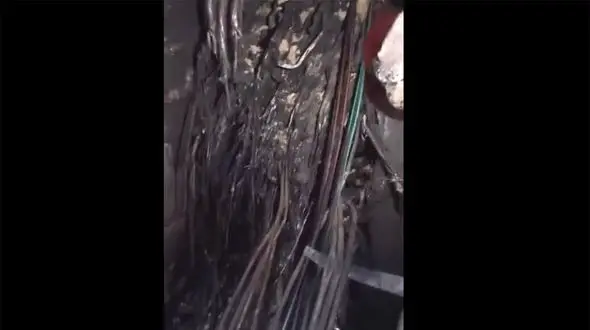 فیلم وضعیت حوضچه ارتباطی مخابرات پس از آتش‌سوزی /  کابل‌ها کاملا سوختند 