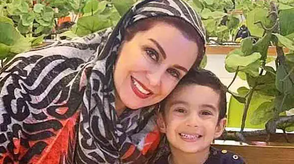 فیلم جگرسوز حضور پرواز پسر زنده‌یاد ماهچهره خلیلی بر مزار مادرش در روز تولدمادر ! / چقدر زود مادرش رفت و تنهایش گذاشت !