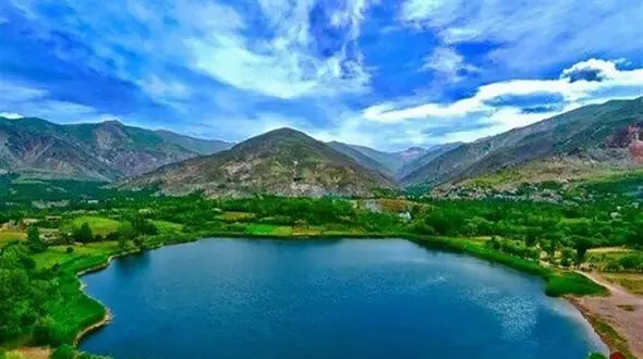 محاصره یک دریاچه با پوششی گیاهی+ فیلم