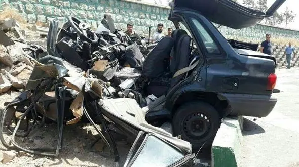 عکس باورنکردنی از پوکیدن پراید در تصادف با نفتکش / 2 همدانی درجا کشته شدند