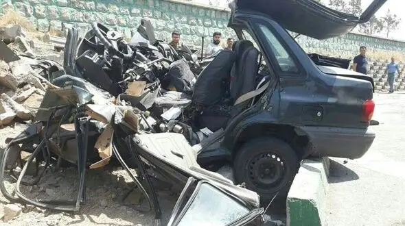 عکس باورنکردنی از پوکیدن پراید در تصادف با نفتکش / 2 همدانی درجا کشته شدند