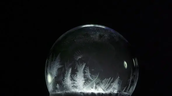 یخ زدن حباب ها و شکل گیری الگوهای جالب و دیدنی روی آن ها + فیلم