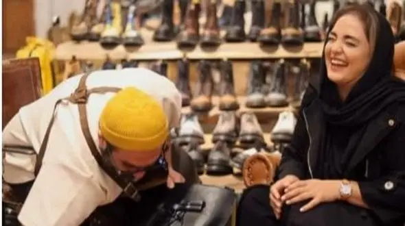 فیلم / نرگس محمدی حتی کفش خریدنش هم با غش و خنده‌ست؛ حضور همسر علی اوجی در کفش فروشی شوهرخواهرش و تبلیغ زیرپوستی مغازه‌اش !