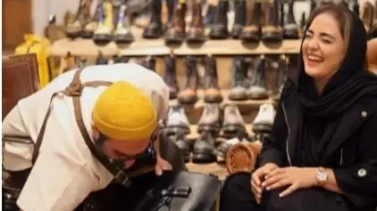 نرگس محمدی حتی کفش خریدنش هم با غش و خنده‌ست؛ حضور همسر علی اوجی در کفش فروشی شوهرخواهرش و تبلیغ زیرپوستی مغازه‌اش !