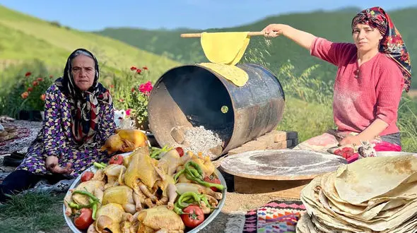 غذای روستاهای گیلان؛ پخت مرغ بریانی در بشکه و نان تازه + فیلم