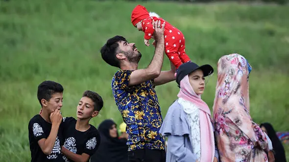 سقوط آزاد جمعیت ایران/  پنجره جمعیتی تا ۱۴۱۵ بسته می‌شود اما نسخه نجات همچنان ناکارآمد است + نمودار