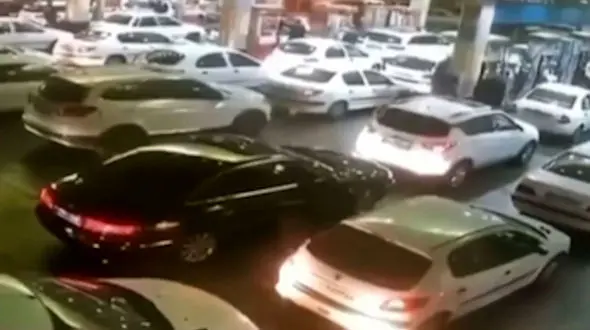فیلم لحظه موبایل قاپی در پمپ بنزین / سارق تیزپا بود