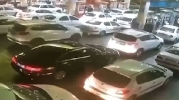 فیلم لحظه موبایل قاپی در پمپ بنزین / سارق تیزپا بود