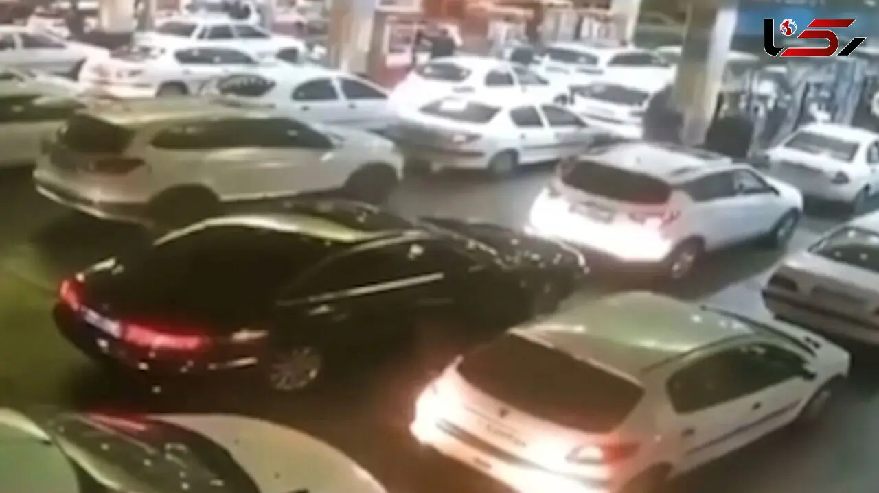فیلم لحظه موبایل قاپی در پمپ بنزین / سارق تیزپا بود