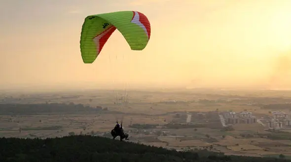 فیلم تلخ از لحظه مرگ خلبان پاراگلایدر در اصفهان 