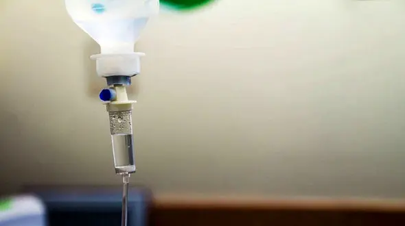 مرگ تاسفبار 70 بیمار با سرم های مسموم و آلوده به آلومینیوم ! / شرکت مقصر کیست ؟! / قوه قضاییه ورود کند !