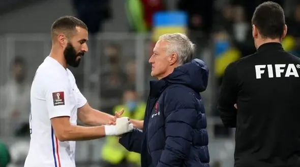 سرمربی تیم ملی فرانسه دلقک شد!+عکس