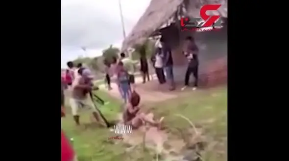 ویدیوی آزاردهنده از کشته شدن قاتل یک زن زیر کتک مردم + فیلم