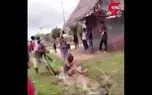 ویدیوی آزاردهنده از کشته شدن قاتل یک زن زیر کتک مردم + فیلم